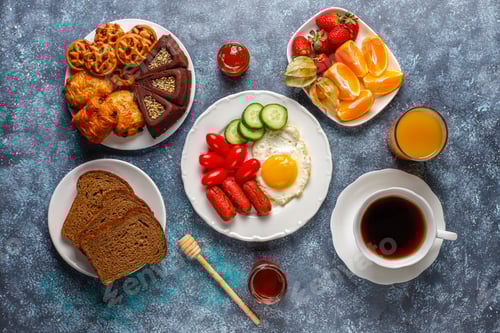 Preview: A breakfast plate containing cocktail sausages,fried eggs,cherry tomatoes,sweets.