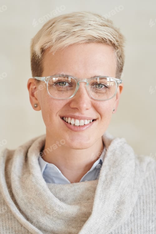 Preview: Portrait of blond girl in eyeglasses