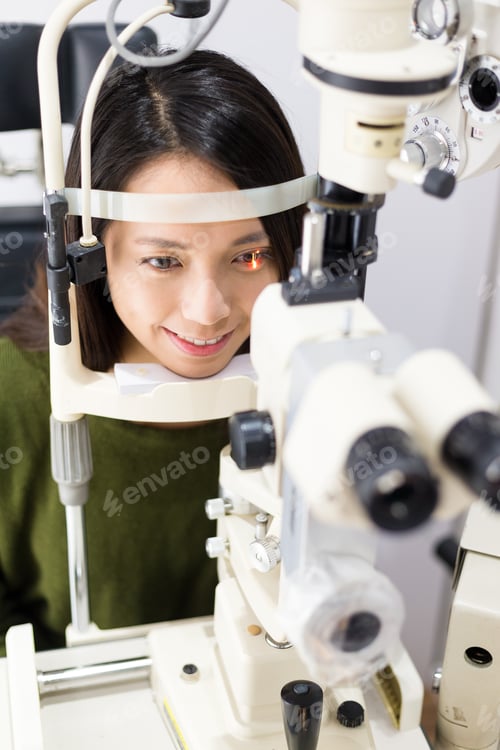 Preview: Woman doing the vision test on eye