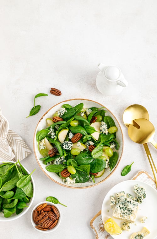 Preview: Salad of spinach, pear, grape, pecan and gorgonzola cheese with lemon dressing. Healthy food, diet.