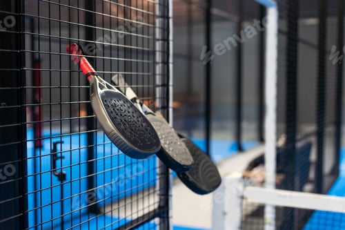 Preview: Paddle tennis: Paddel racket and ball in front of an outdoor court