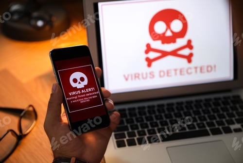 Preview: Man holding smartphone with warning about virus attack at table, closeup