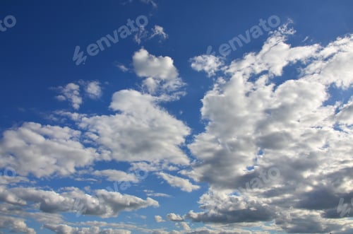 Vorschau: Ein blauer bewölkter Himmel mit vielen kleinen Wolken, die die Sonne blockieren