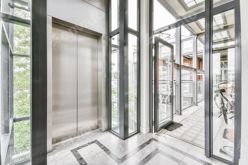 Preview: Entrance hall of the house with an elevator