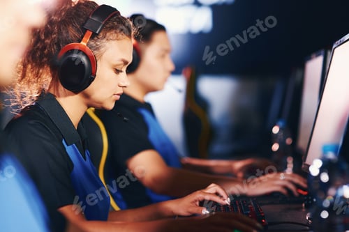 Preview: Side view of a focused mixed race girl, female cybersport gamer