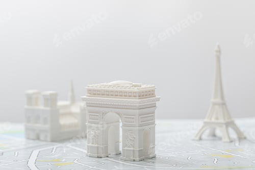 Preview: selective focus of arc de triomphe near small figurines on map of paris isolated on grey