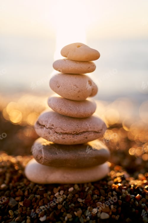 Preview: Cairn lies on the seashore in bright sunshine
