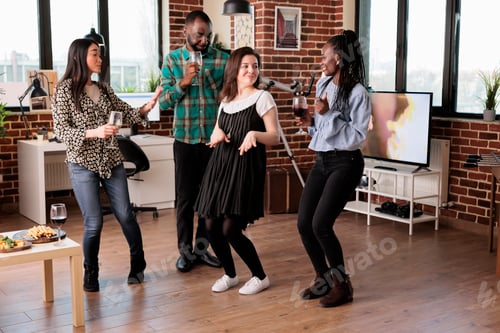 Visualização: Grupo multicultural de amigos próximos dançando juntos na festa do vinho.
