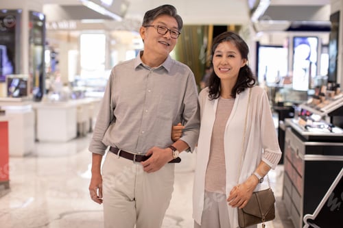 Preview: Mature Chinese couple shopping in shopping mall