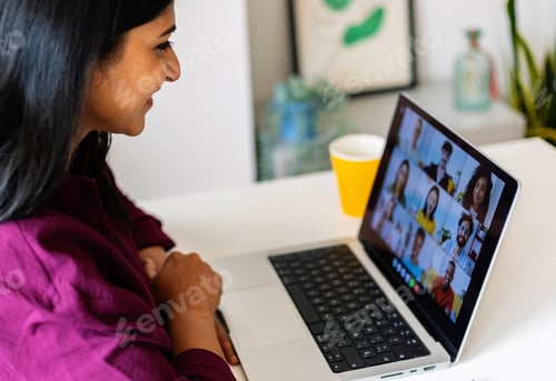 Preview: Young indian businesswoman working on laptop in the office
