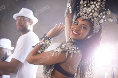 Preview: Glamourous dancing queen