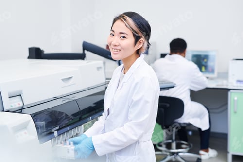 Preview: Smiling young laboratory worker