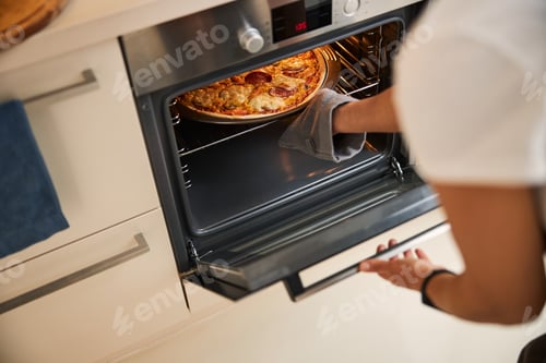 Preview: Using oven mitt while taking hot baking pan