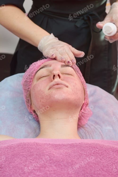 Preview: Young woman at the cosmetologist