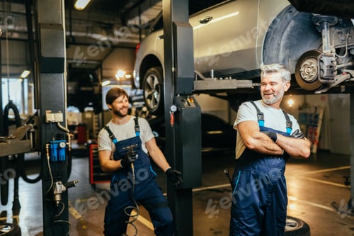 Vista previa: Funny mechanical engineering joking in car repair shop