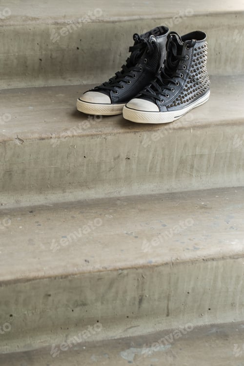 Preview: Gumshoes at staircase