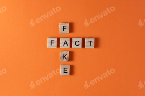 Visualização: Frase de fato falso em letras de madeira. Motivação e slogan. Fundo laranja