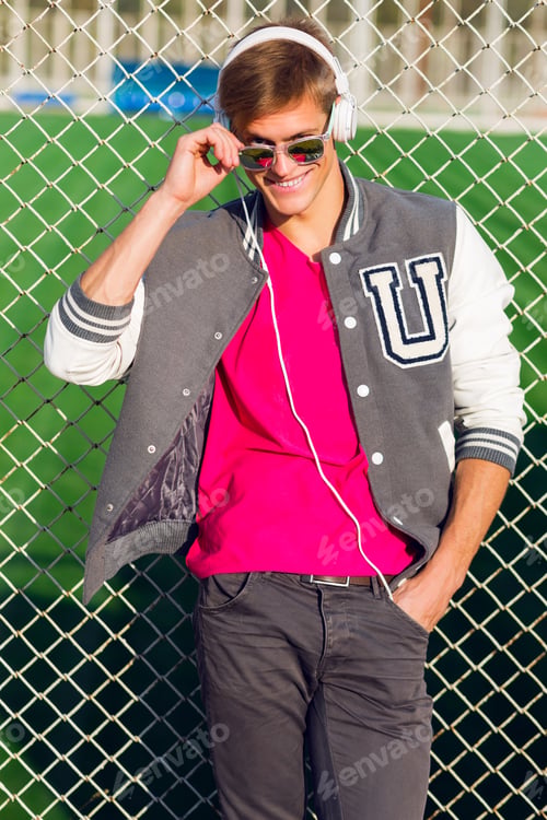 Preview: Outdoor fashion portrait of guy in stylish sportive outfit