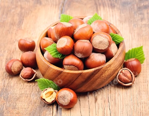 Preview: Filbert nuts with leaf