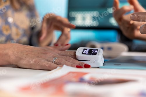 Preview: Male doctor measuring the oxygen saturation and pulse rate using an oximeter