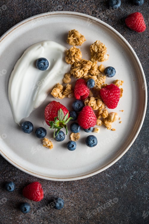 Preview: Healthy breakfast, cereal with berries and yogurt