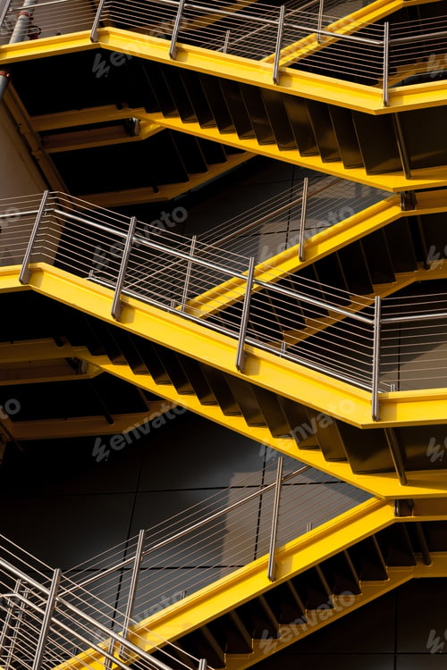 Vorschau: Gelbe Treppe in der Stadt Masdar in Abu Dhabi, VAE