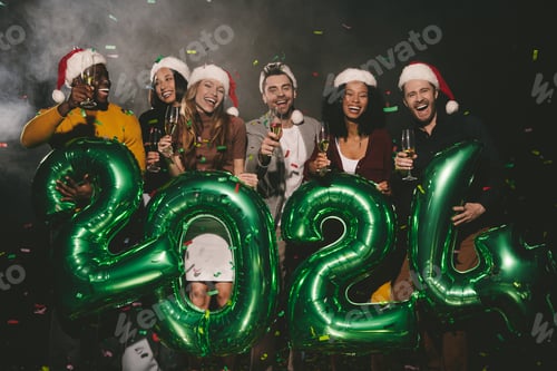 Visualização: Grupo de pessoas alegres em chapéus de Natal segurando números de 2024 enquanto comemoram o Ano Novo