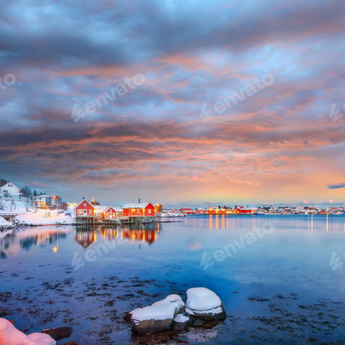 Preview: Outstanding evening cityscape of Reine town. Red rorbuers on the shoore of Reinefjorden.