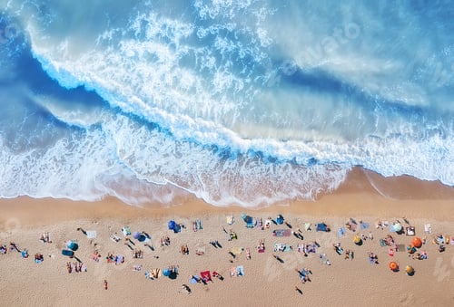Visualização: Praia com pessoas no verão. Paisagem vista do ar