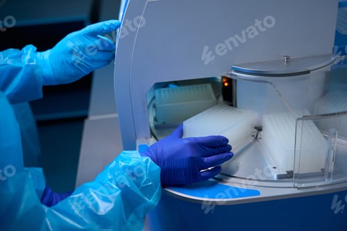 Preview: Specialists work on machine for automatic extraction of nucleic acids