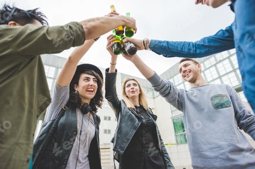 Preview: Group of friends sitting outdoors drinking beer