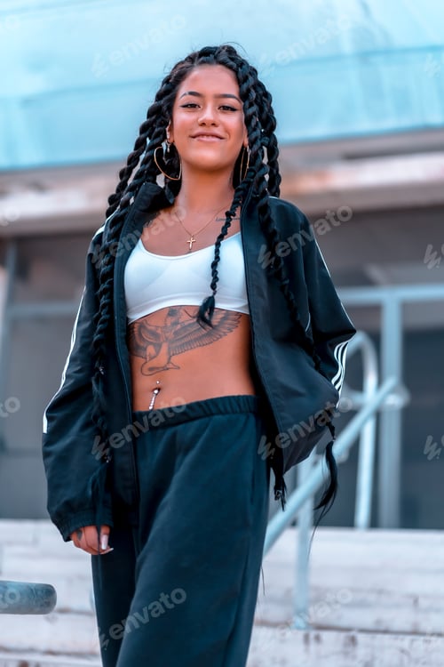 Preview: Urban session with a brunette girl with braids in the city
