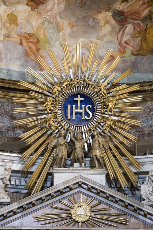 Preview: Shot of a golden star with the insignia "IHS"