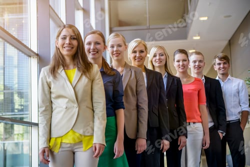Preview: Portrait of a row of businesswomen and men in office