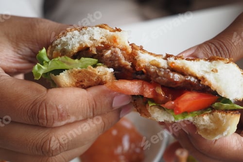 Preview: Enjoy a delicious crispy fried chicken sandwich served with fresh and vibrant veggies