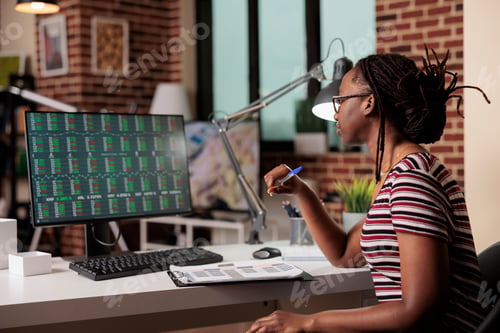 Preview: Woman analyzing foreign exchange market charts