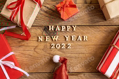 Visualização: Feliz Ano Novo de 2022. Citação feita de letras e números de madeira 2022 sobre fundo de madeira