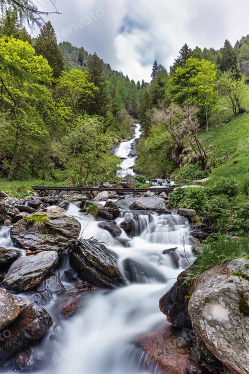 Preview: An Alpine waterfall surrounded by greenery