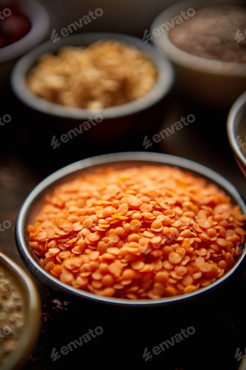 Preview: Raw lentil seeds in ceramic bowl. Selective focus