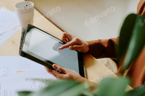 Vista previa: Empresaria irreconocible usando tableta digital