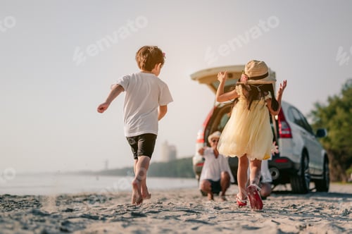 Visualização: Férias em família asiática, família feliz correndo na praia ao pôr do sol.