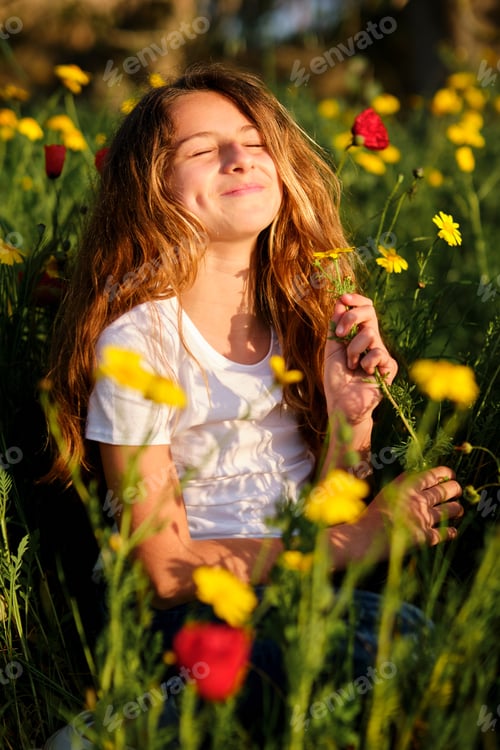 Aperçu: Happy girl with closed eyes in blooming meadow
