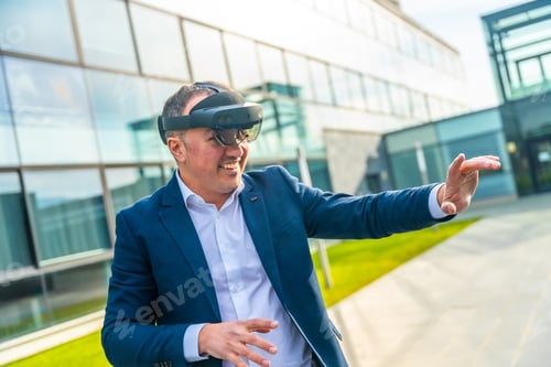Vista previa: Empresario disfrutando del uso de gafas de visión aumentada fuera de las oficinas