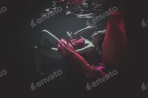 Preview: Woman underwater