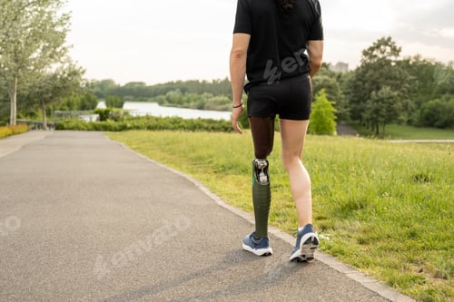 Preview: Details of a walk of a young man with prosthetic leg
