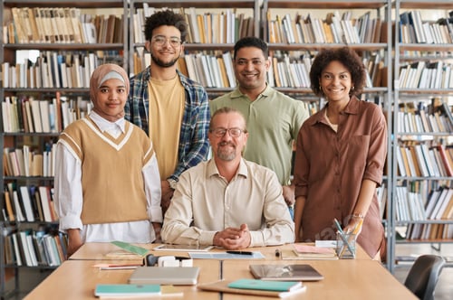 Visualização: Estudantes migrantes com professor em sala de aula
