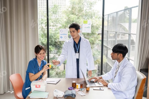 Visualização: Médico compartilhando detalhes de medicamentos com uma enfermeira em uma reunião
