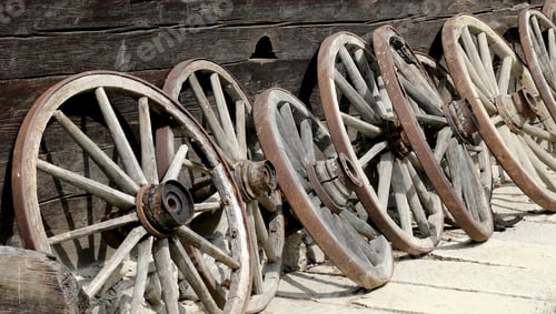 Preview: Wooden wheels placed under the wall