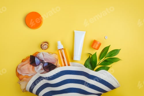 Visualização: Conjunto de praia: chapéu, óculos de sol, creme de proteção, SPF, acessórios de praia. Conceito de verão