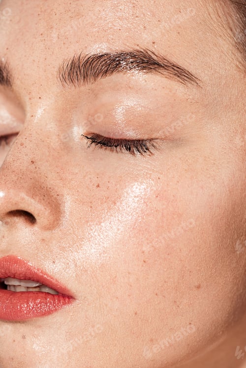 Preview: close up of young woman with eyes closed, coral lips and wet skin